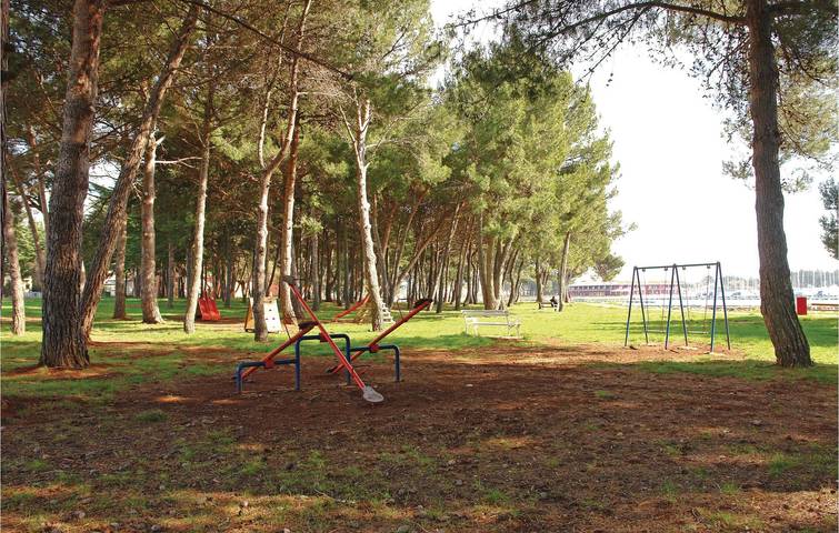 Ganze Ferienwohnung, Modernes Apartment mit 1 Schlafzimmer, Pool und Terrasse, 700 m vom Strand entfernt in Novigrad, Umag und Umgebung