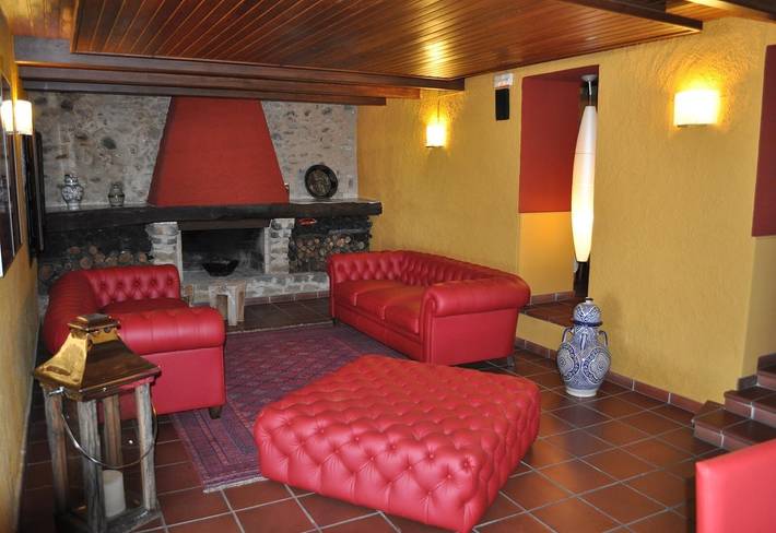 Inicio "Lujosa villa de piedra con bosque privado" con piscina, Wi-Fi, jardín y terraza in San Gregorio, Gironés
