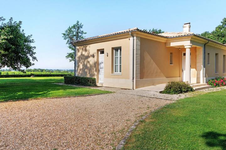 Studio at Closerie Des Vignes with Private Terrace, Garden, and Wi-Fi in Néac, Libourne region