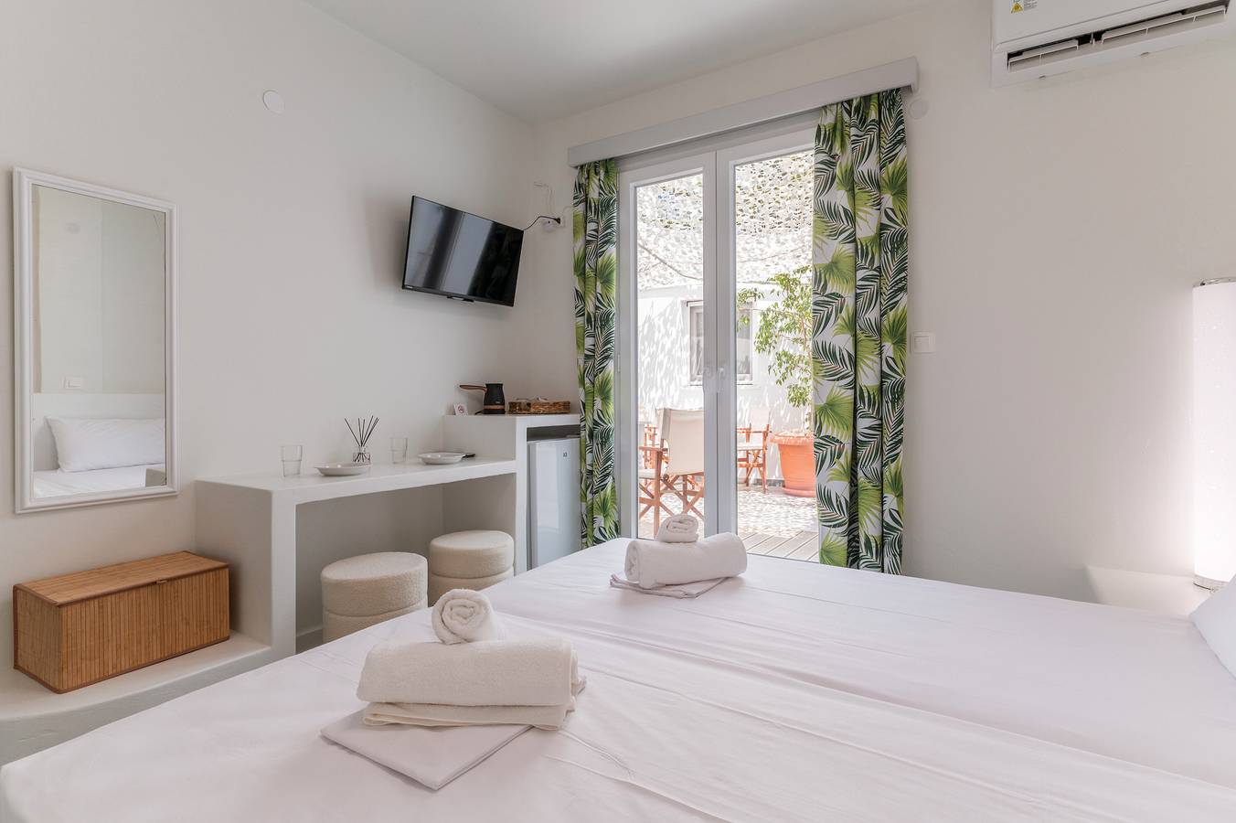 Studio 'A Tinian Room 3' mit gemeinsamer Terrasse, gemeinsamem Garten und Klimaanlage in Tínos
