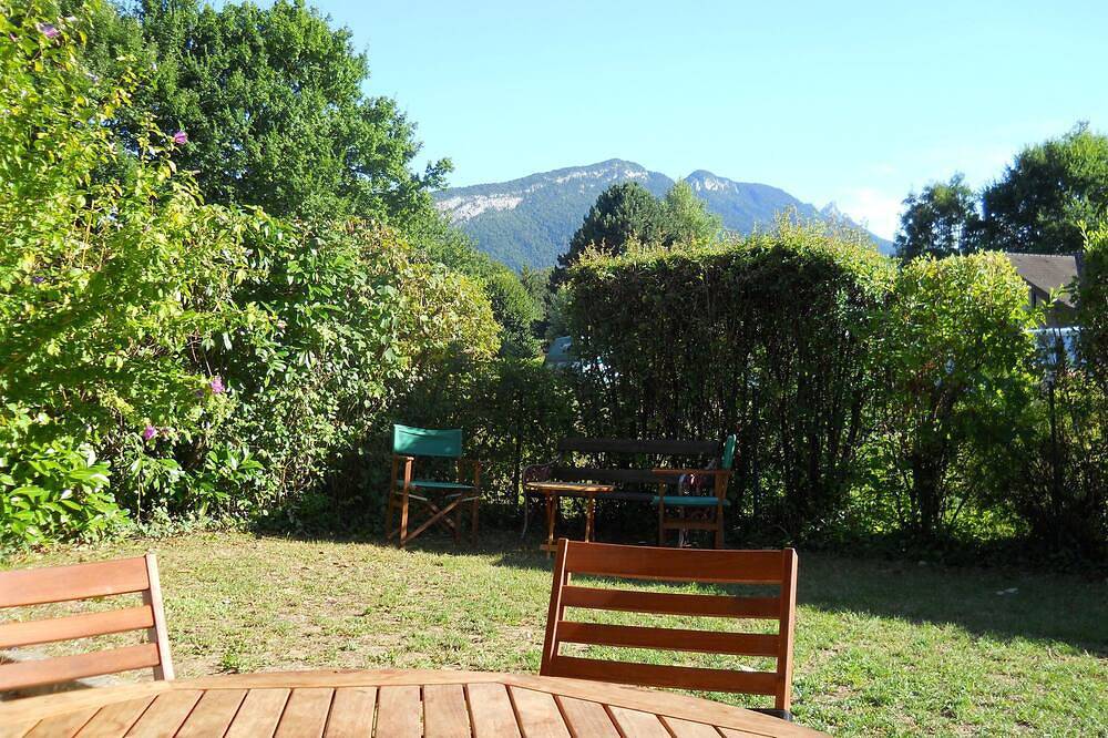 Entire apartment, T3. 2 Bed Apart Private Garden, 200m to beach. super fast wifi. cheap bikes in Saint-Jorioz, Parc naturel régional du Massif des Bauges