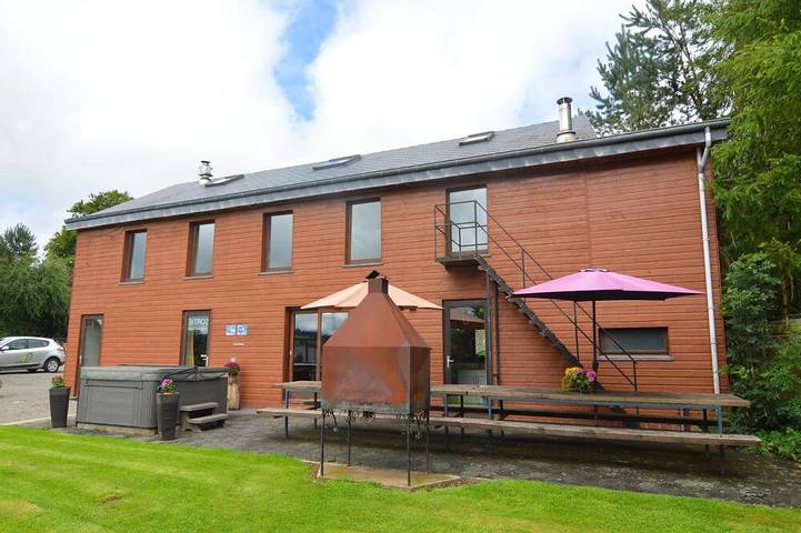 Gîte pour 22 personnes, avec Jacuzzi et Terrasse ainsi que Jardin et Sauna dans Montleban