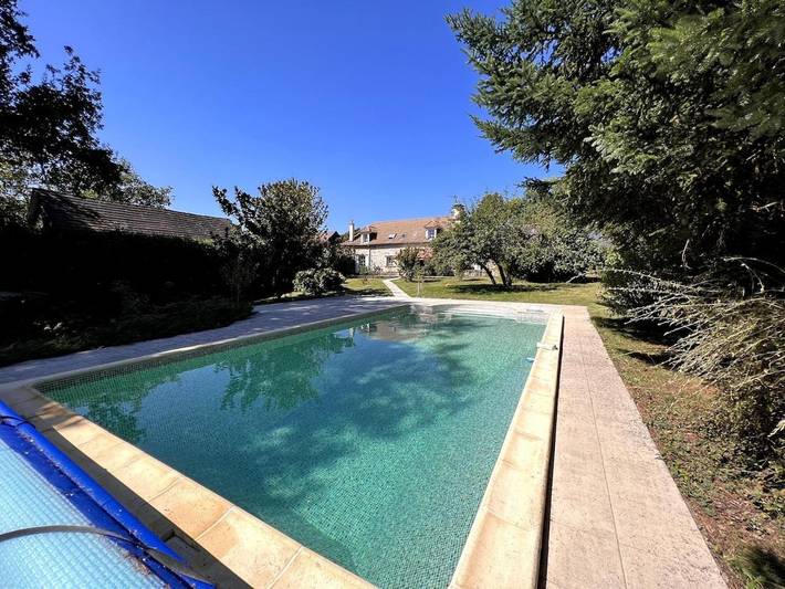 Location de vacances pour 8 personnes, avec vue ainsi que jardin et piscine à Saint-Pardoux-l'Ortigier