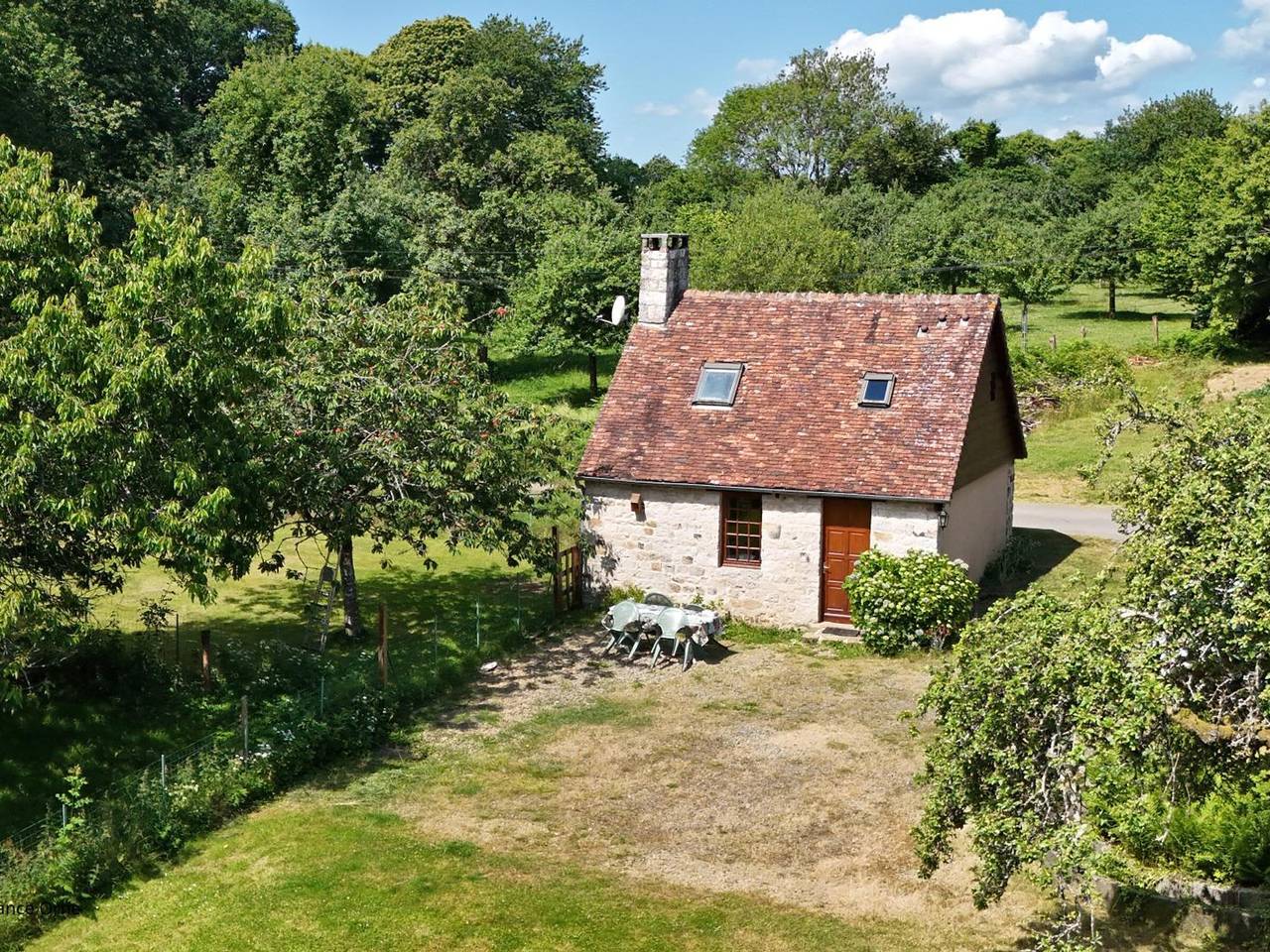 Champsecret: Altes Haus mit Ofen, Eingezäuntem Garten und Haustiere Erlaubt in Champsecret, Parc naturel régional Normandie-Maine