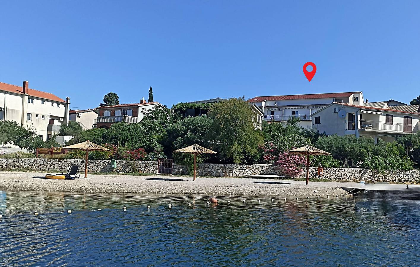 Ganze Ferienwohnung, Apartment mit Meerblick, Terrasse, WLAN und Parkplatz – 1,5 km zum Strand in Pirovac, Šibenik-Knin
