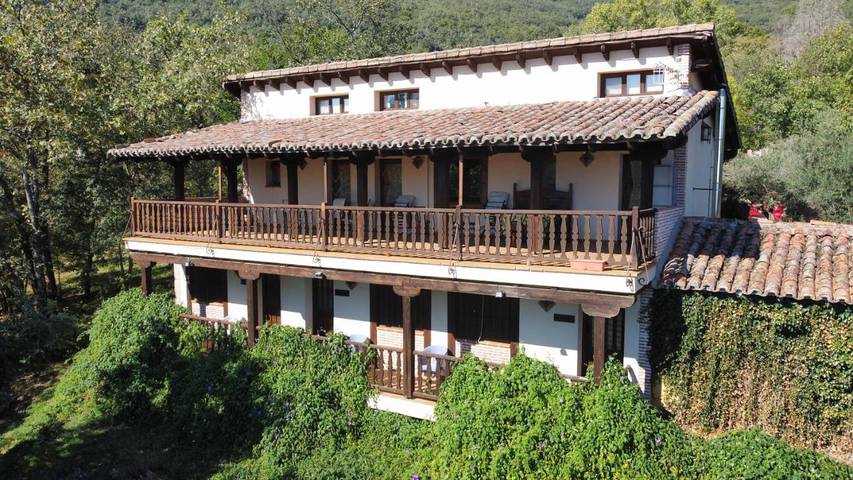 Casa rural para 10 personas, con jardín y vistas en Candeleda
