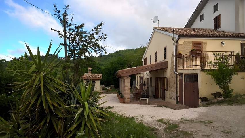 Landhaus 'La Finestra Sulla Valle' mit Bergblick, privater Terrasse und WLAN in Montefelcino, Valle del Metauro