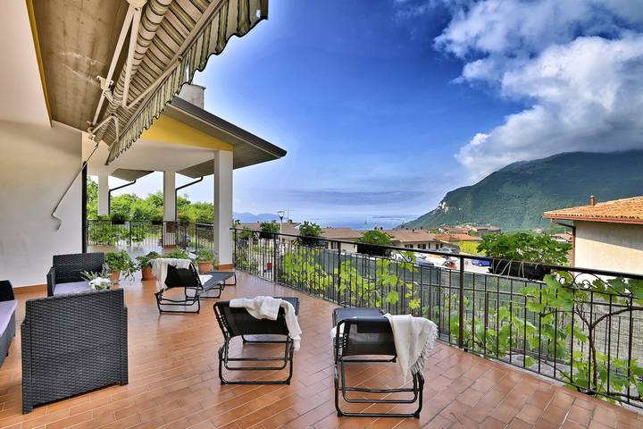 Ferienwohnung für 4 Personen, mit Terrasse und Seeblick in Gardola