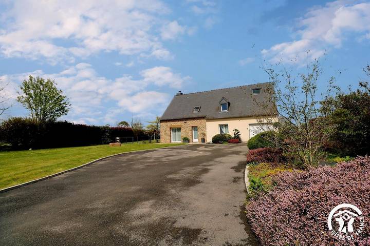 Gîte pour 14 personnes, avec Terrasse ainsi que Jardin et Vue dans Romagné