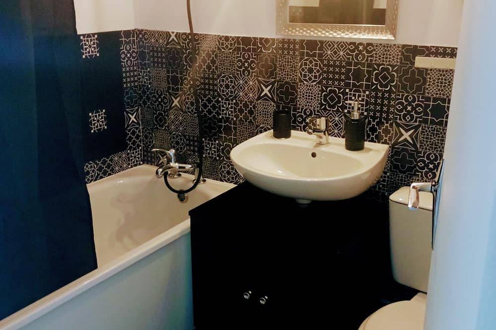 Entire apartment, ♥ Very bright studio with balcony near the thermal baths and at the foot of the shops in Bagnoles-de-l'Orne, Parc naturel régional Normandie-Maine