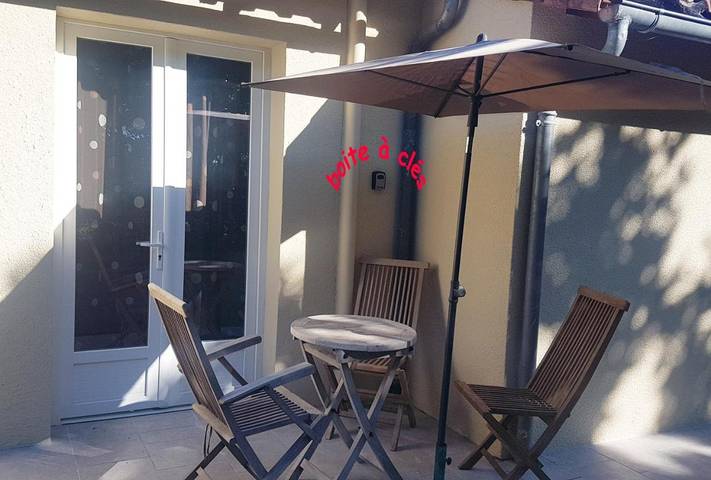 Gîte pour 4 personnes, avec vue ainsi que terrasse et piscine, animaux acceptés à La Faye