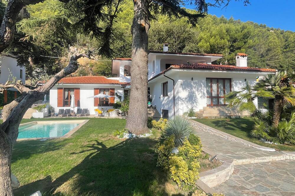 Appartamento intero, 2 bedroom apartment with private pool, tennis & padel, near the sea in Vallecrosia, Riviera di Ponente