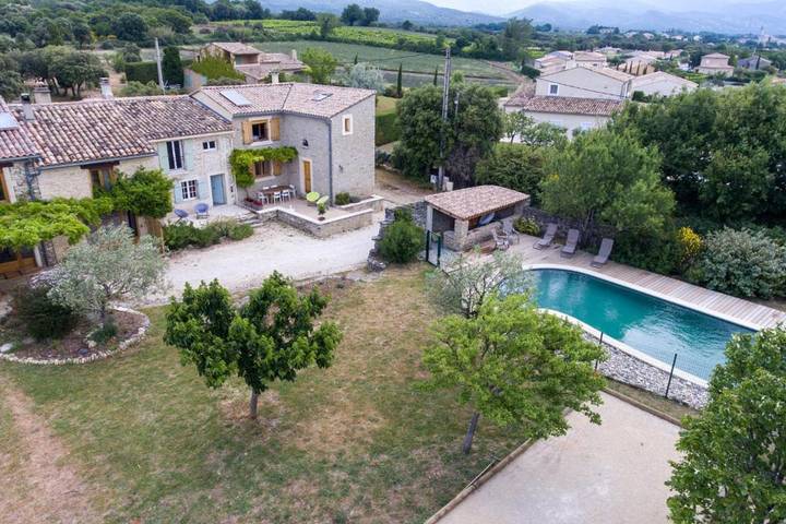 Location de vacances pour 2 personnes, avec Terrasse ainsi que Jardin et Piscine à Taulignan