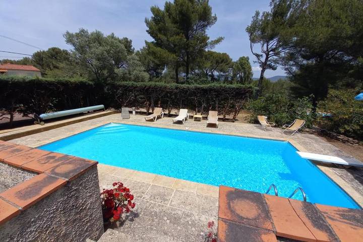 Maison de vacances pour 6 personnes, avec terrasse ainsi que jardin et piscine
