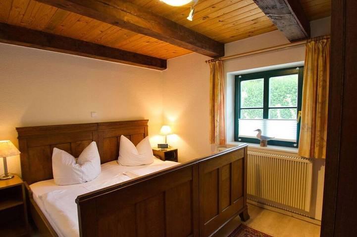 Waterfront house with a deck and garden - Ferienhaus Storchennest Haus R - in Wiek, Ruegen