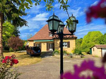 Gîte pour 7 personnes, avec jardin à Gensac