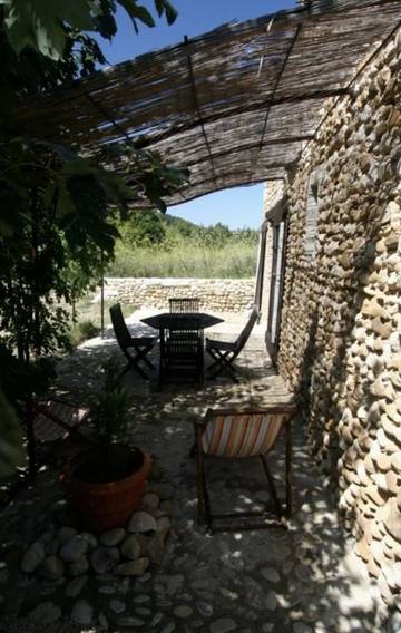 Gîte pour 5 personnes, avec terrasse ainsi que piscine et jardin à Riez