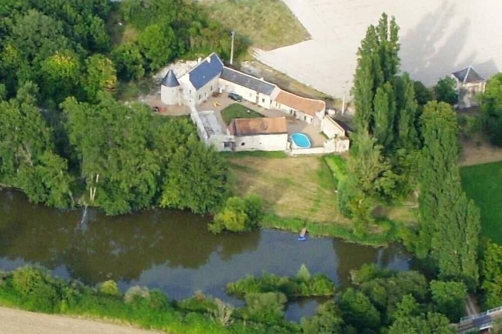 Maison du Xixème siècle dans un domaine du Xivème siècle-Etang-Pêche in Pouzay, Région de Chinon