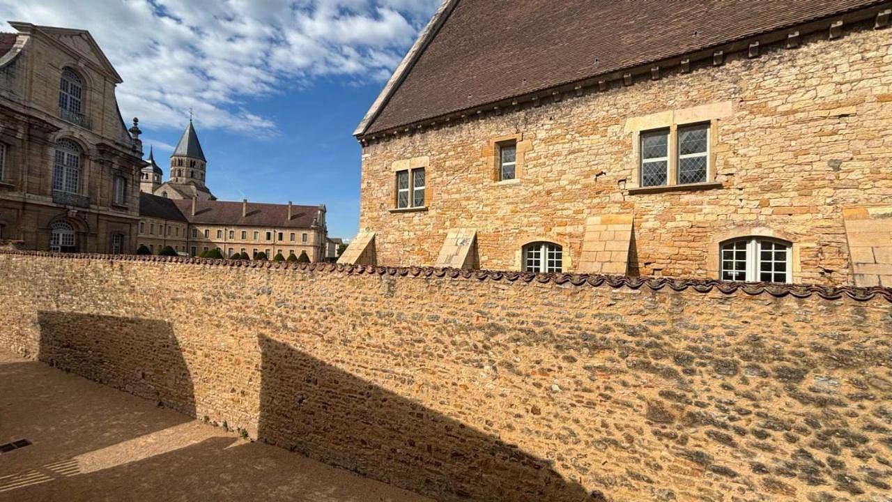 Appartement entier, Two-Bedroom Apartment in Cluny, Région de Mâcon