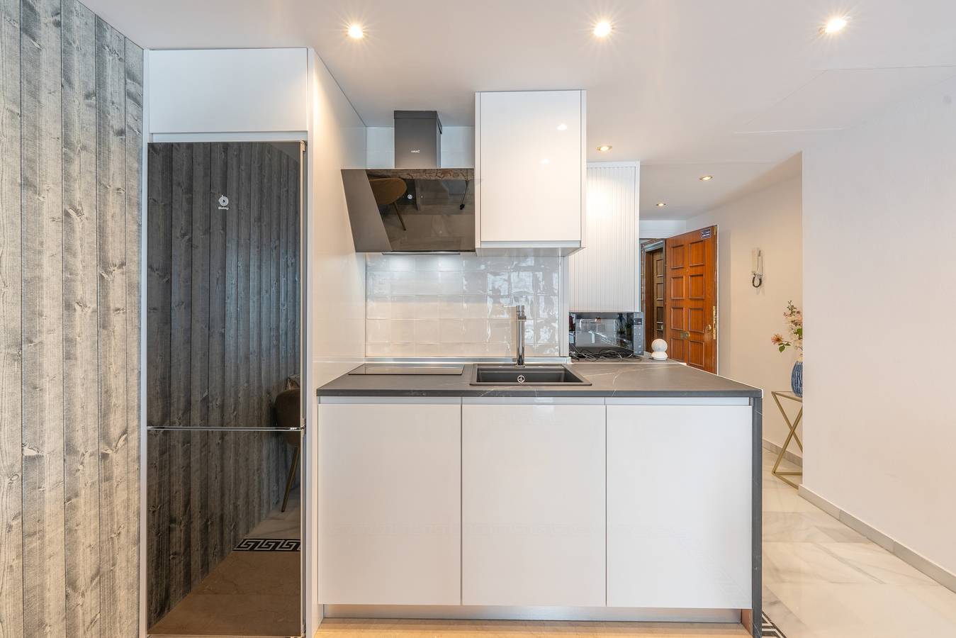 Entire apartment, Holiday Home 'Enjoy Puerto Banus Next To Beach' with Sea View, Wi-Fi and Air Conditioning in Medina Gardens, Marbella