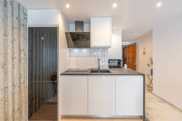 Entire apartment, Holiday Home 'Enjoy Puerto Banus Next To Beach' with Sea View, Wi-Fi and Air Conditioning in Medina Gardens, Marbella