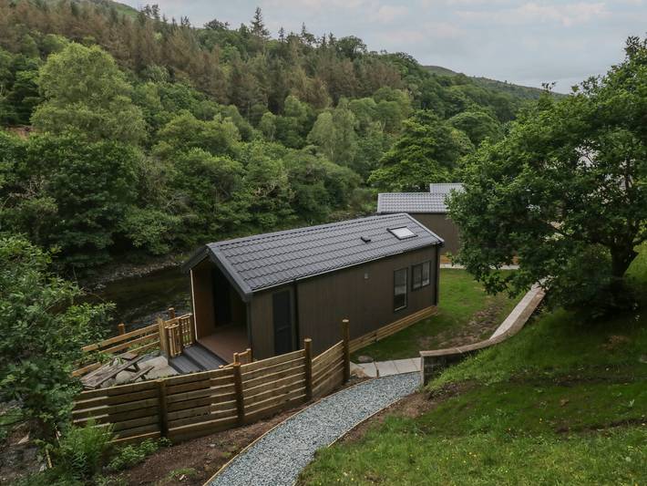 Hut for 4 people, with hot tub and garden in 