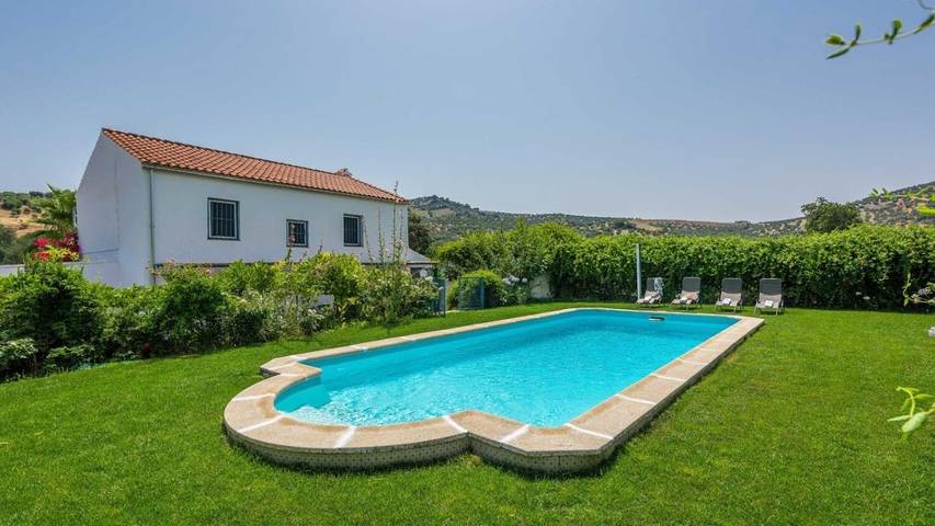 Casa rural para 8 personas, con terraza además de piscina y jardín en Olvera