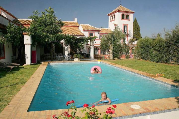Chalet para 18 personas, con Balcón y Terraza además de Jardín y Piscina en Carmona 