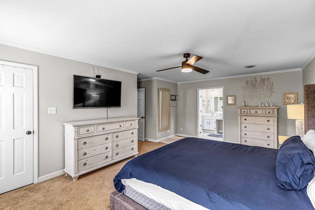 Relaxing Getaway w/ Salt Pool,Hottub,Fire Pit, Foosball. Private Luxury / Hpu in High Point, Guilford County