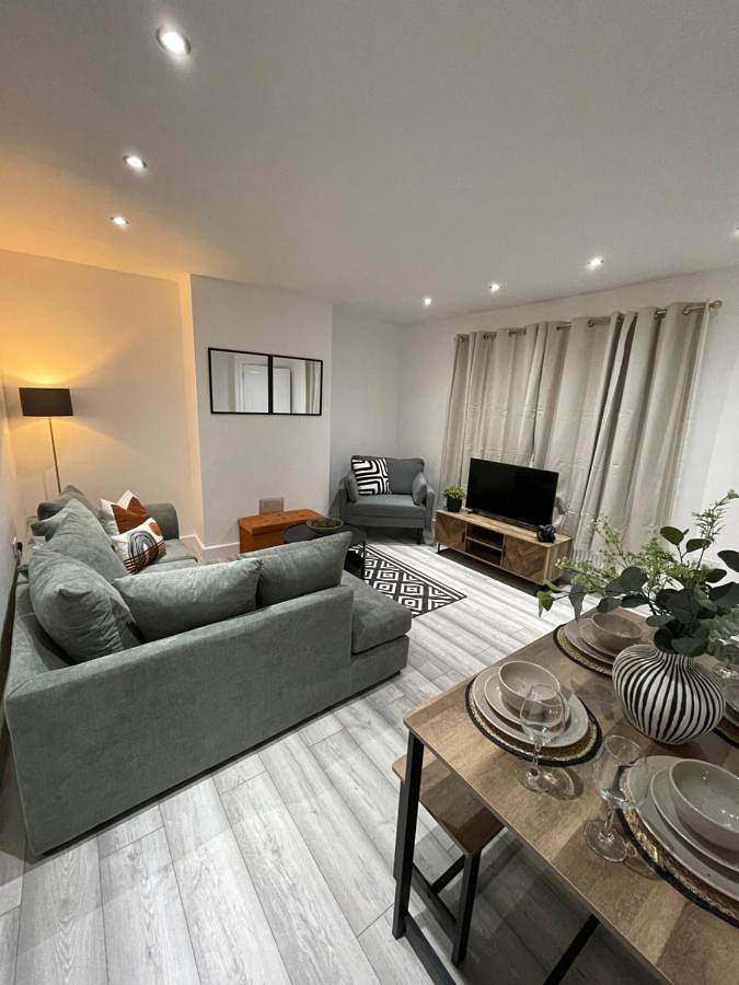 Entire apartment, Luxury 3 Bed House - 10 min walk from Dartford Town Centre - Fully Refurbished in Dartford, Kent