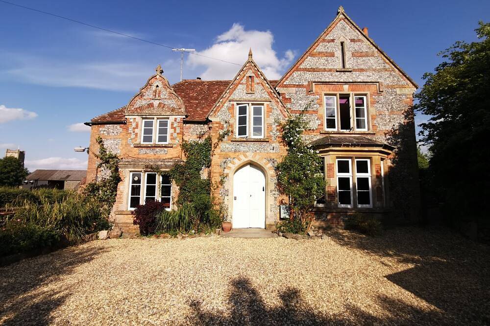 Landhaus aus dem 17. Jahrhundert, stilvoll fertiggestellt, in einem malerischen Dorf in Wiltshire