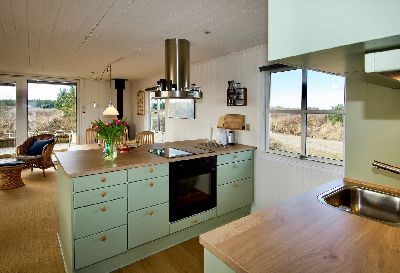 Sommerhus med udsigt over fredet klithede in Lild Strand, Vesterhavet