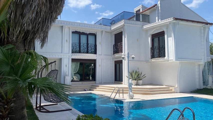 Villa pour 14 personnes, avec vue ainsi que jardin et piscine, animaux acceptés à Istanbul