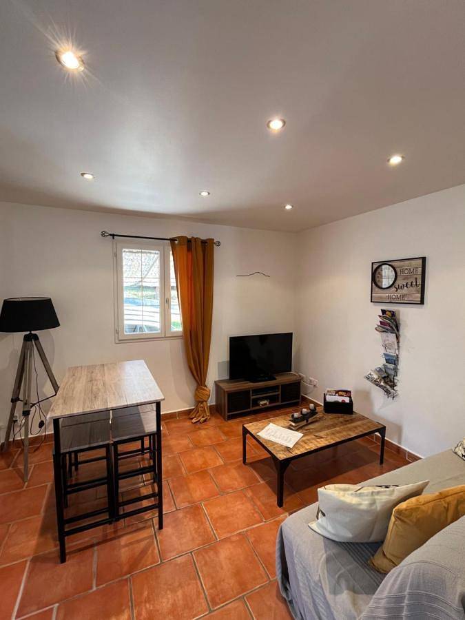 Gîte pour 4 personnes, avec piscine ainsi que jardin et vue à Puyloubier - 3