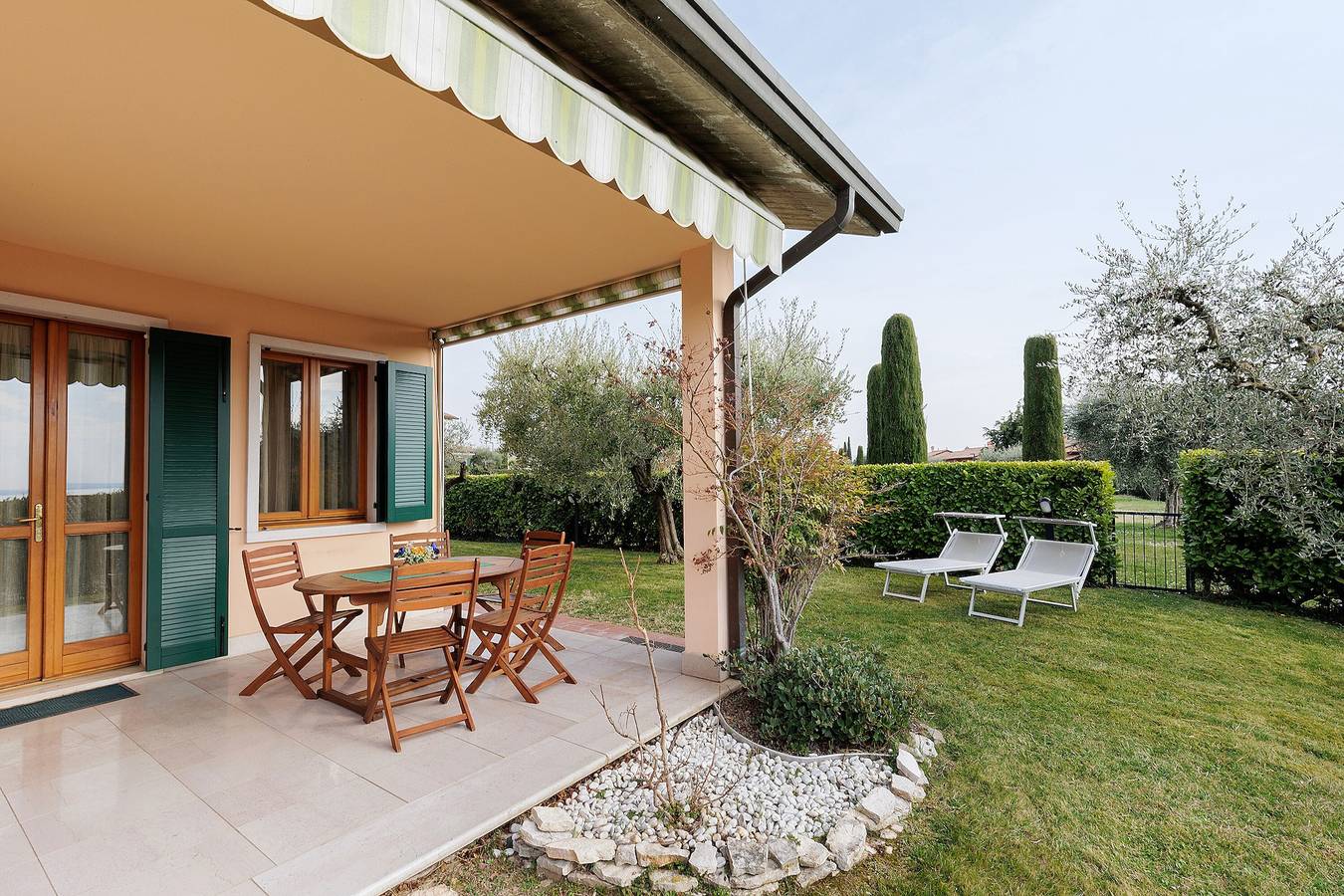 Apartamento entero, Apartamento 'Villetta Degli Oleandri' con vistas al lago, Wi-Fi y aire acondicionado in Lazise, Montañas Garda