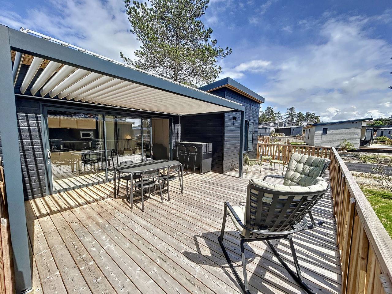 Chalet en Jullouville: 4 plazas, piscina climatizada, cerca de playa, terraza privada in Jullouville, Côte de la Déroute