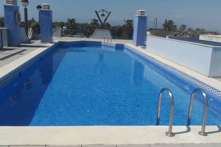 Apartamento para 6 personas, con vistas además de terraza y piscina, Se admiten mascotas en Amposta