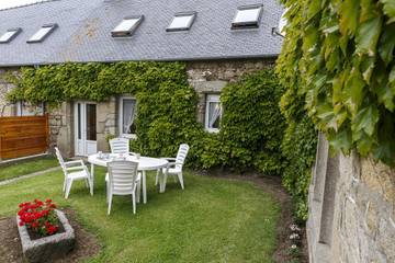 Gîte for 4 Guests in Plougrescant, Bretagne, Picture 1