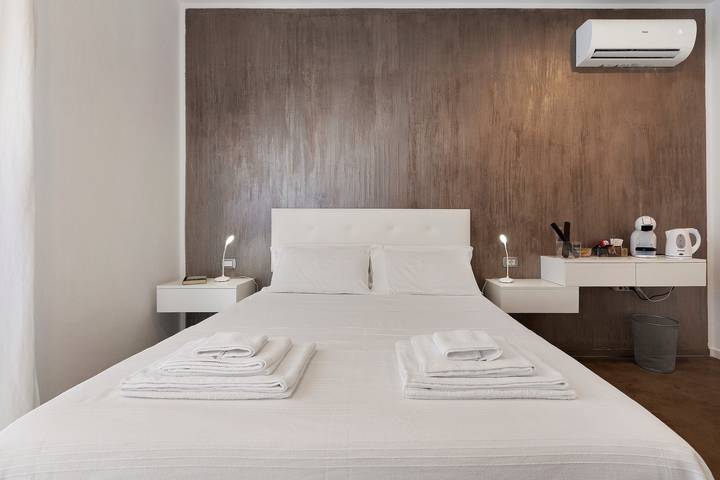 Room 'Camera Matrimoniale Sabrina' with Wi-Fi and Air Conditioning in La Cunetta, Alghero