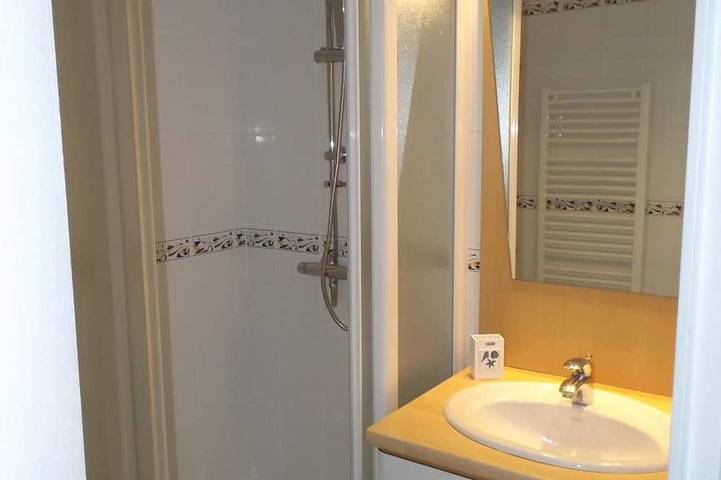 Apartamento entero, Playa de Trestraou, apartamento frente al mar, a 40 metros cuadrados para 4 personnnes, Wi-Fi in Perros-Guirec, Costa de granito rosa