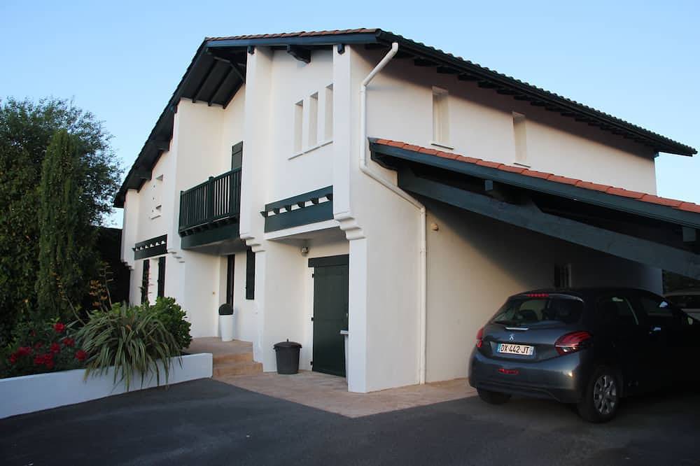 Magnificent contemporary Basque house with pisicine in a green setting in Ustaritz, Region de Bayona