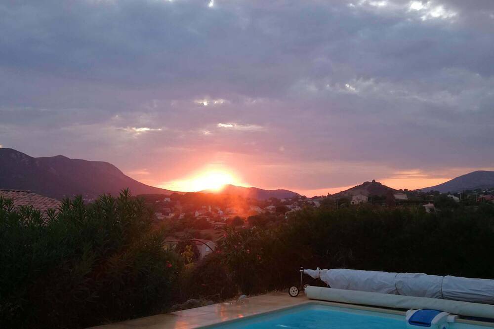 Rez de villa-maison, appartement T3 à 10 min d'Ajaccio avec Piscine. in Afa, Région d'Ajaccio