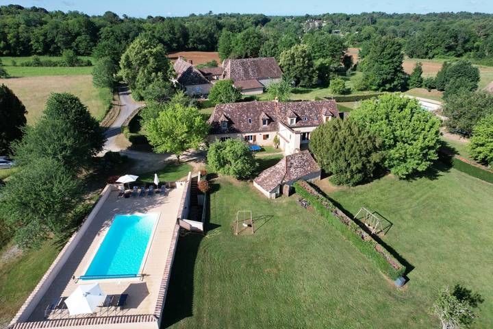 Gîte pour 19 personnes, avec piscine et jardin ainsi que jacuzzi et terrasse, animaux acceptés à Saint-Félix-de-Reillac-et-Mortemart