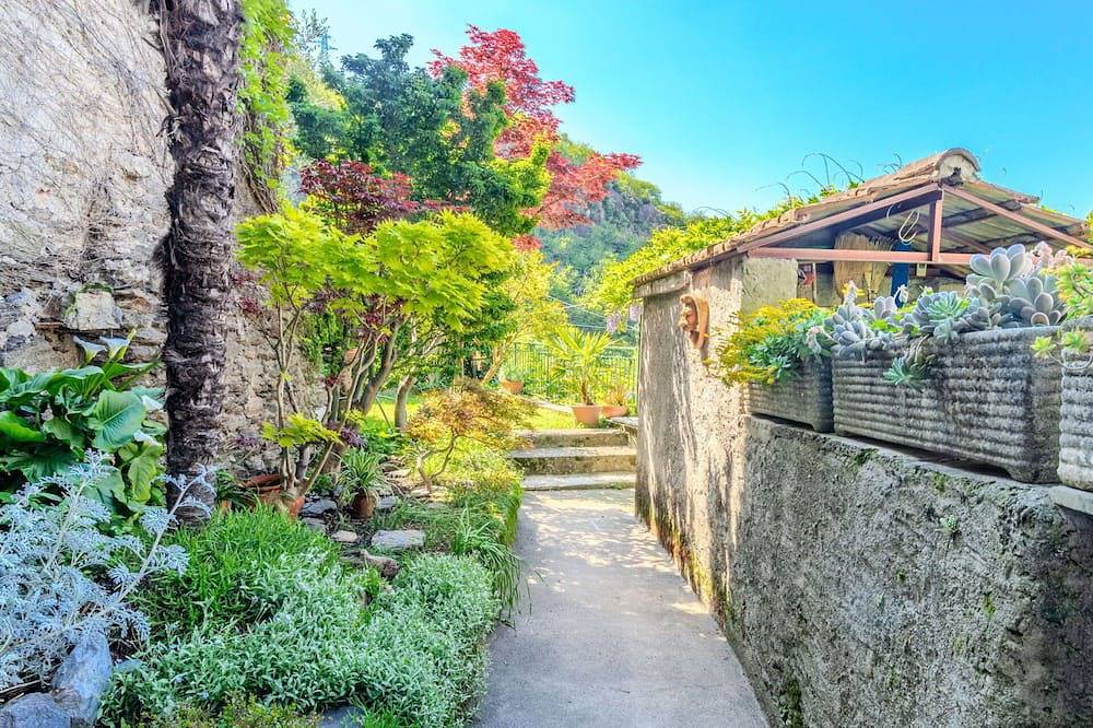 Prachtig vrijstaand vakantiehuis met Wifi, Tv, patio, panorama en huisdieren toegestaan in Dervio, Westelijke Orobie-Alpen