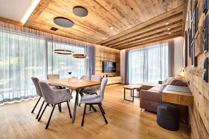 Hütte für 6 Personen, mit Balkon und Terrasse sowie Ausblick in See