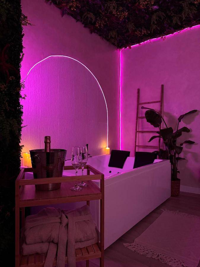 Appartement entier, Suite Bali Love - Love Room - Jacuzzi in Boran-sur-Oise, Oise