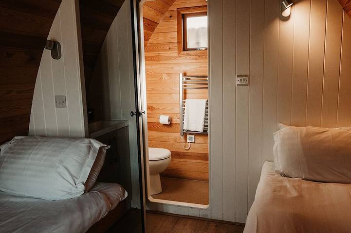 Kabine-Ensuite mit Dusche-Blick auf die Landschaft-Twin Glamping Pod in Lake District