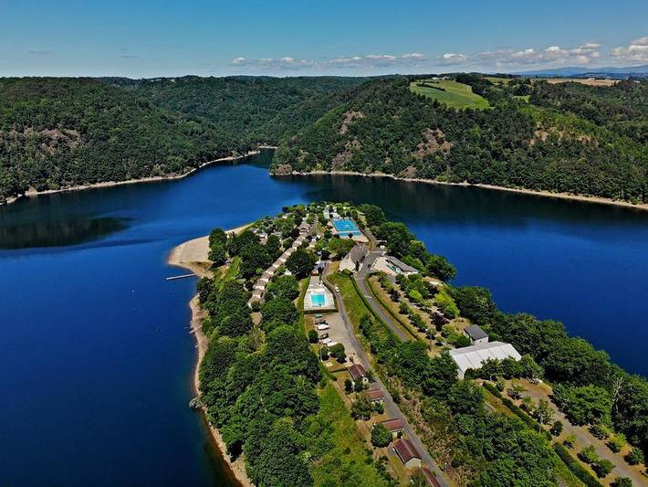 Camping pour 4 personnes, avec Bassin pour enfant dans le Cantal