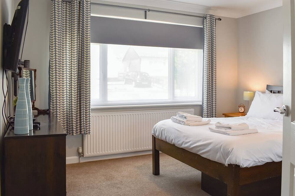 4 bedroom accommodation in Lymington in Lymington, Hampshire
