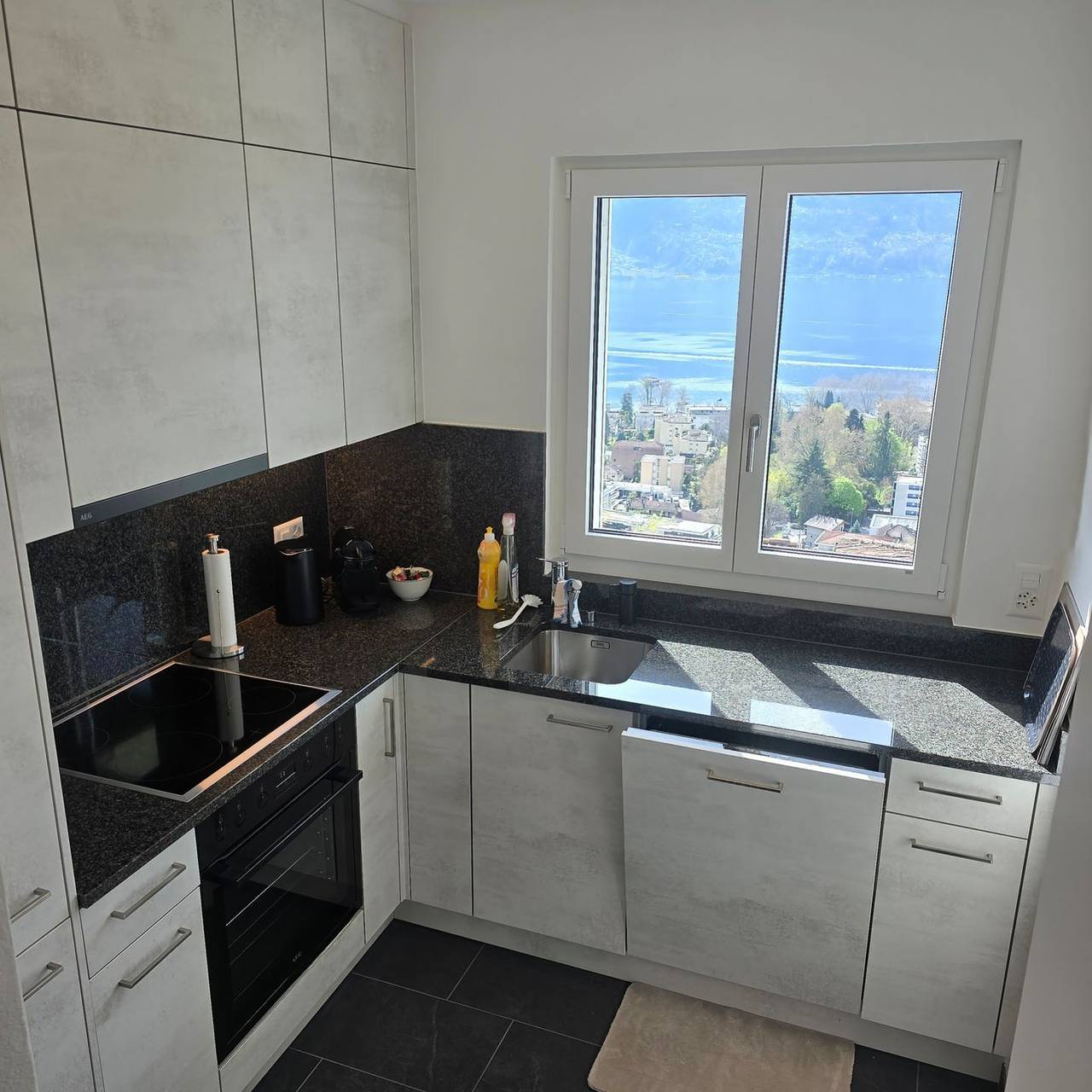 Ganze Wohnung, Casa Nicola: 4-Sterne-Ferienhaus mit außergewöhnlichem Seeblick und Balkon in Minusio in Minusio, Tessiner Alpen